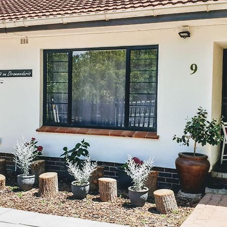 9 On Drommedaris Hotel Stellenbosch Bagian luar foto